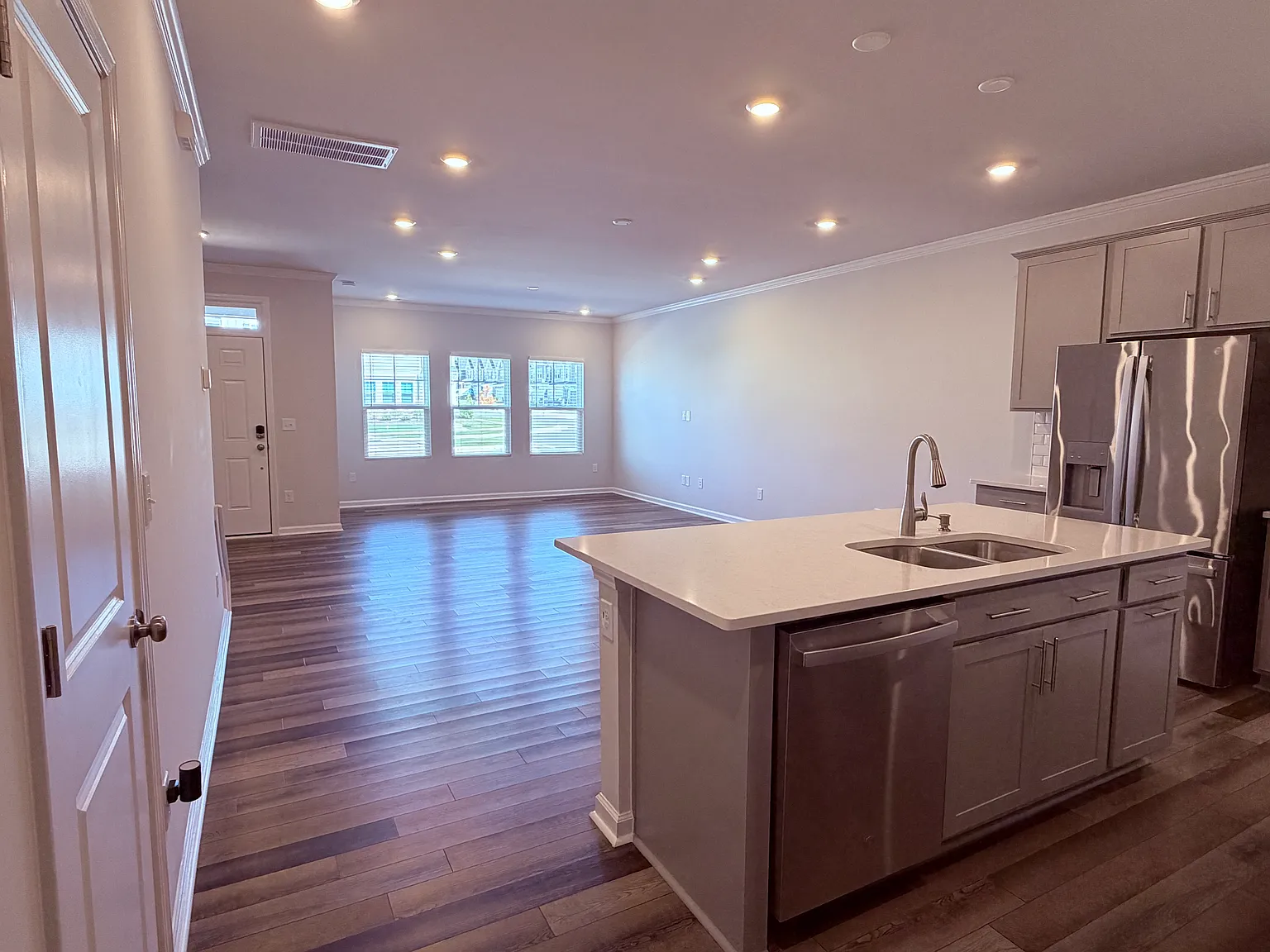 3 bed, 2.5 bath, 1931 sqft, $2,245 — Photo 3