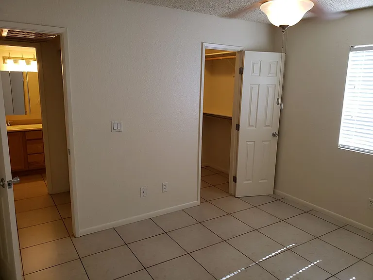 Desert Lakes Apartments — Photo 34