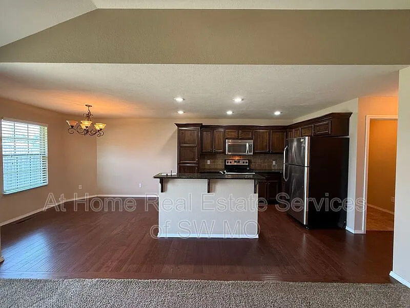 3 bed, 2.0 bath, 1308 sqft, $1,625 — Photo 2