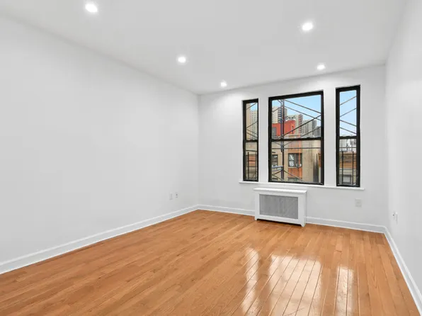 385 Fort Washington Avenue image 1 of 9