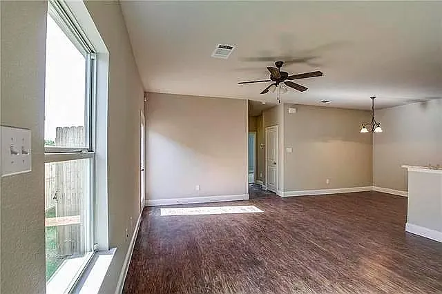 437 Canvas Ct — Photo 3