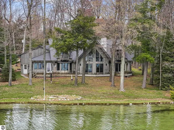 45 W Traverse Lake Rd, Maple City, MI 49664