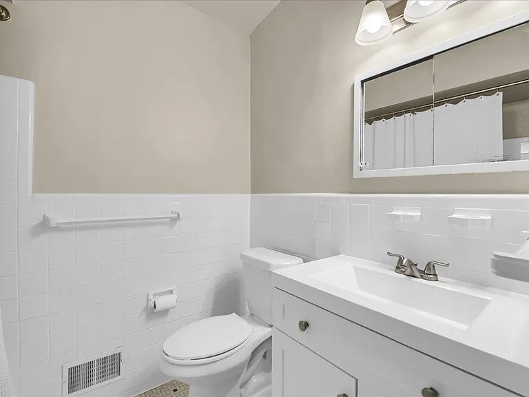 24240 Beverly St — Photo 22
