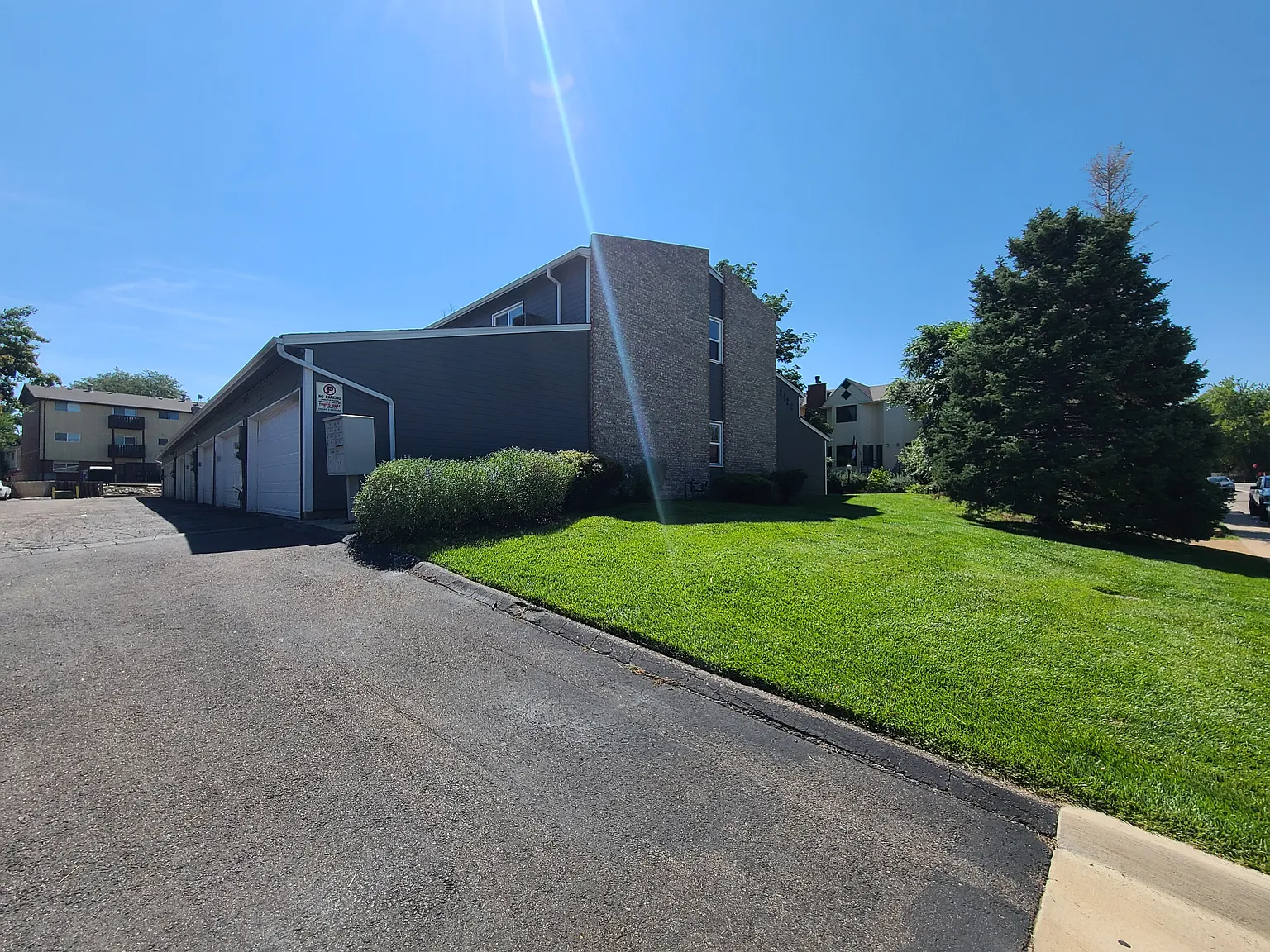 3 bed, 2.5 bath, 1700 sqft, $2,400 — Photo 2