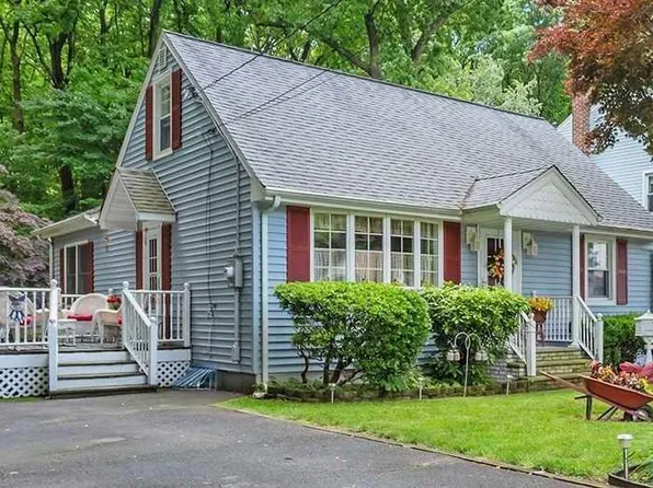 274 Falmouth Ave, Elmwood Park, NJ 07407