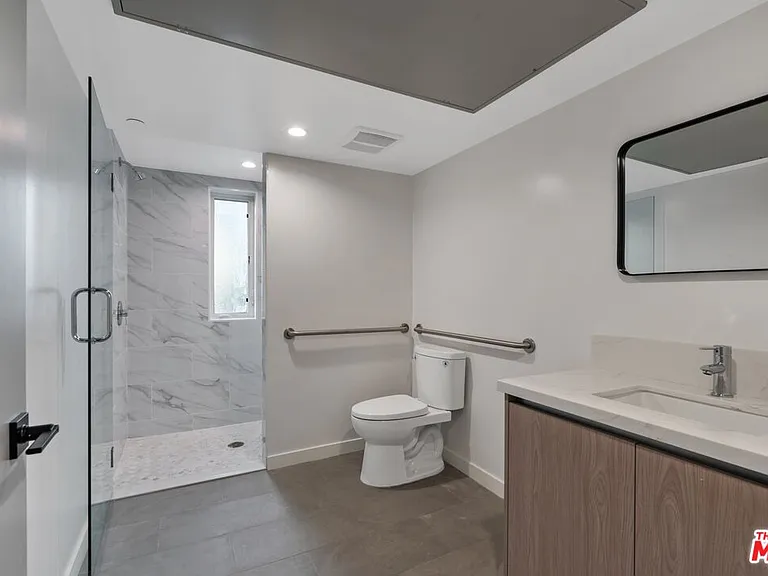10918 Camarillo St #403 — Photo 14