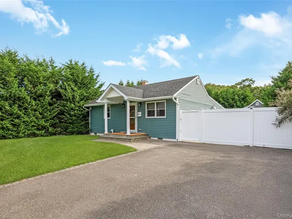 28 Academy Lane, Oakdale, NY 11769