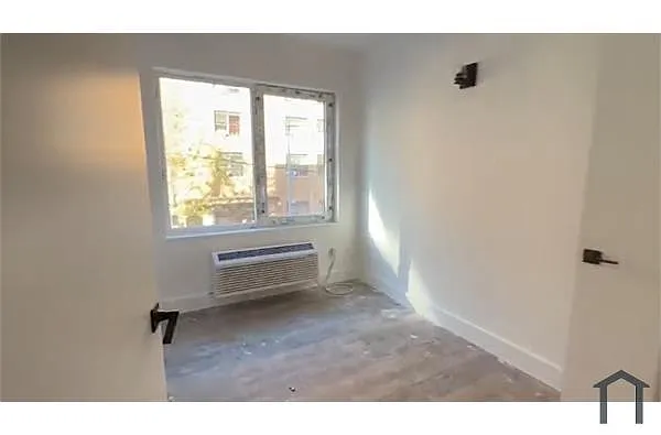 Building Photo - 355 E 194th St #2C