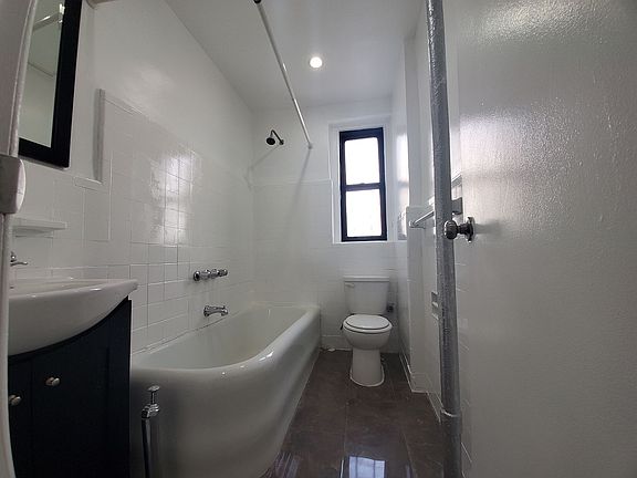 4th image of 2876 Jerome Ave #D6