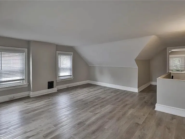 Top Floor - Large Bedroom 4