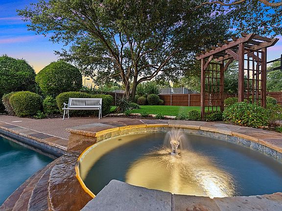 4th image of 301 Lovegrass Ln