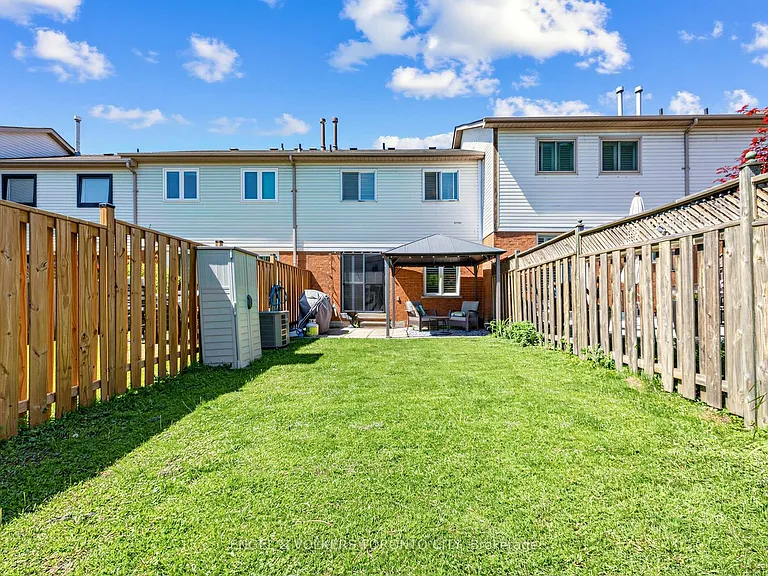15 Fulton Cres — Photo 32