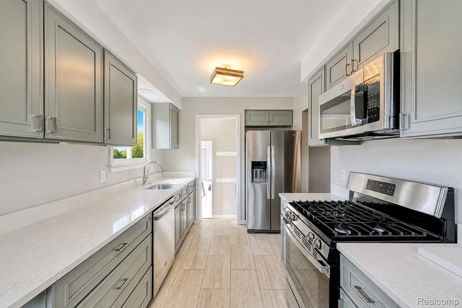 3 bed, 1.0 bath, 999 sqft, $2,100 — Photo 2