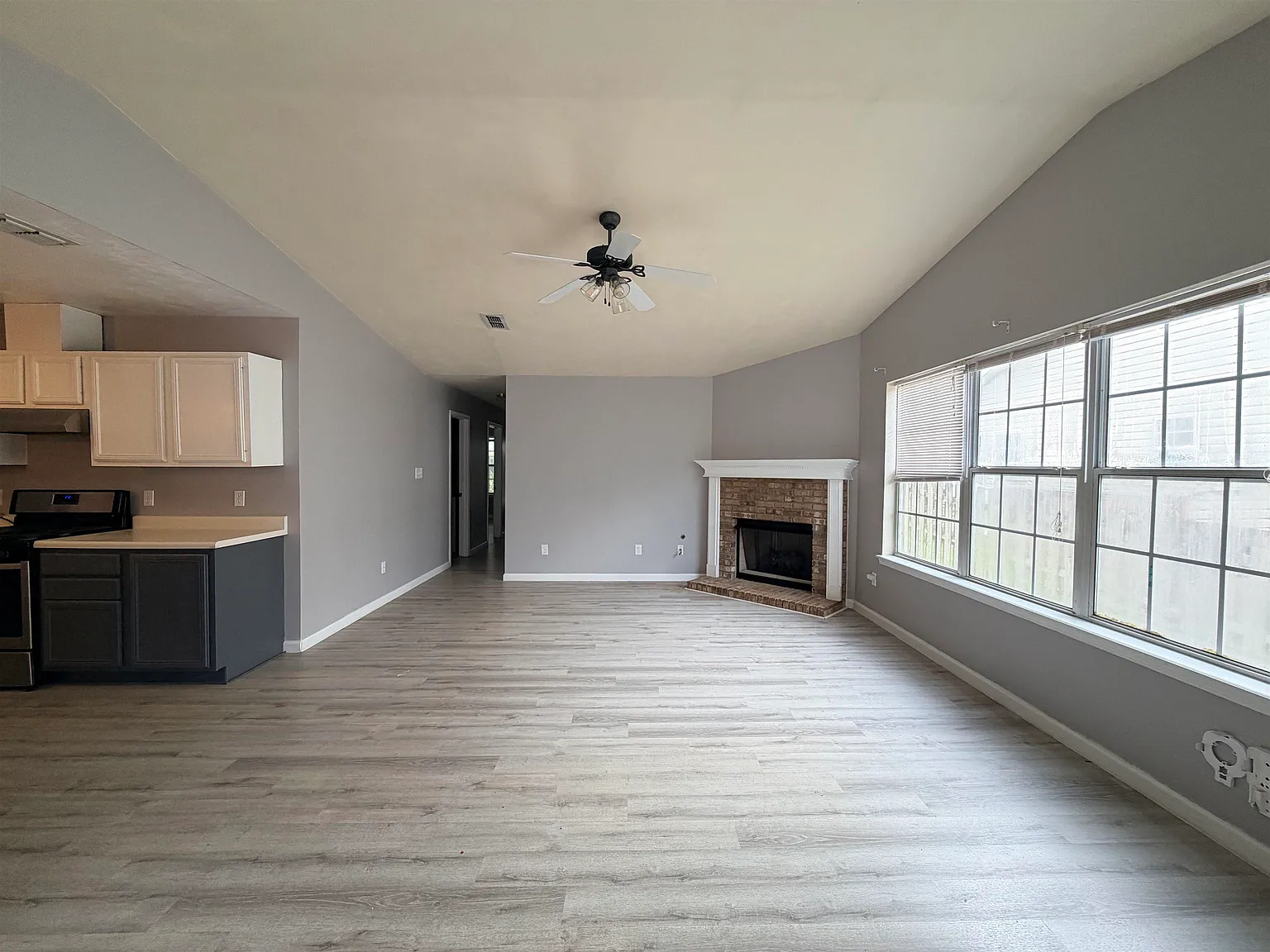 3 bed, 2.0 bath, 1341 sqft, $2,000 — Photo 2