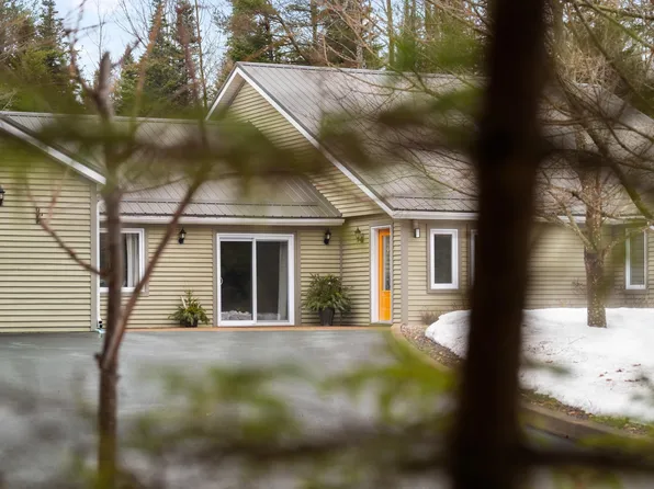 532 Oakland Rd, Lunenburg, NS B0J 2E0