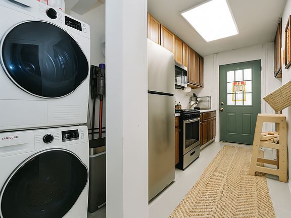 4th image of 317 Bainbridge St #1