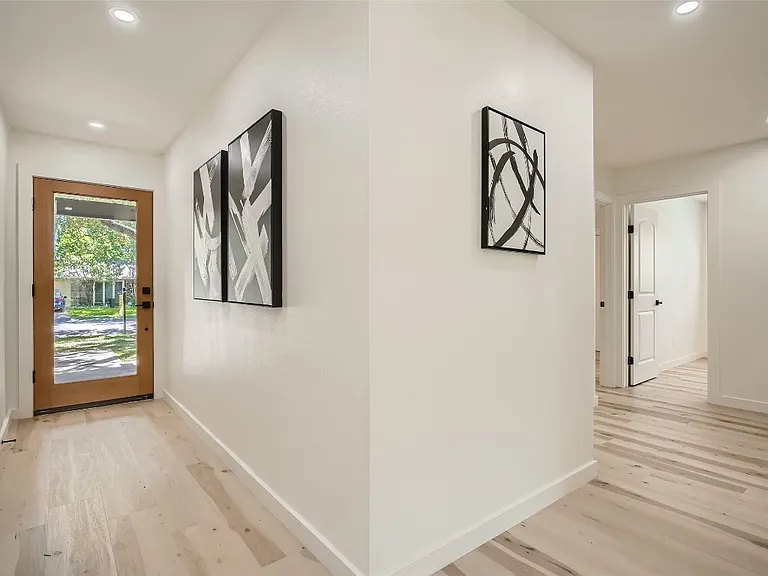 9900 Oak Hollow Dr — Photo 4