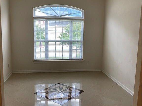 2nd image of 928 Lym Dr