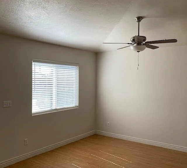 444 Sunland Dr — Photo 2