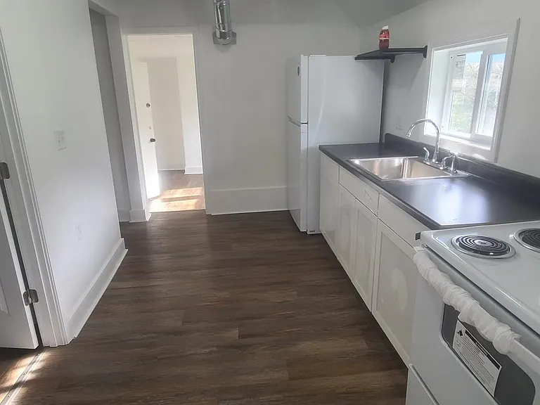 143 W 1st St #4 — Photo 14