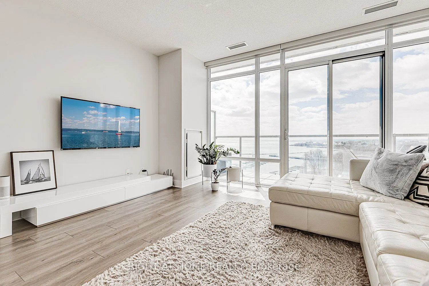 2 bed, $3,200 — Photo 1