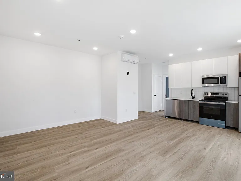 613 N Brooklyn St #10 — Photo 3