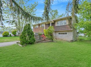 121 Jordan St, Bay Shore, NY 11706