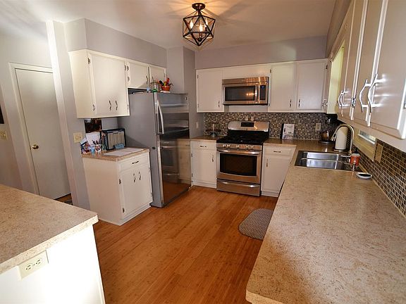 5th image of 3603 S Kingsbury Ave