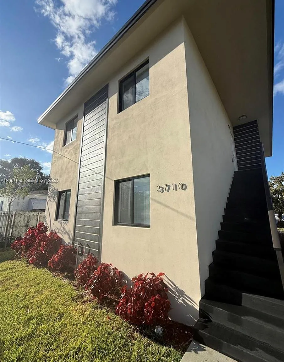 N Miami Estates — Photo 1