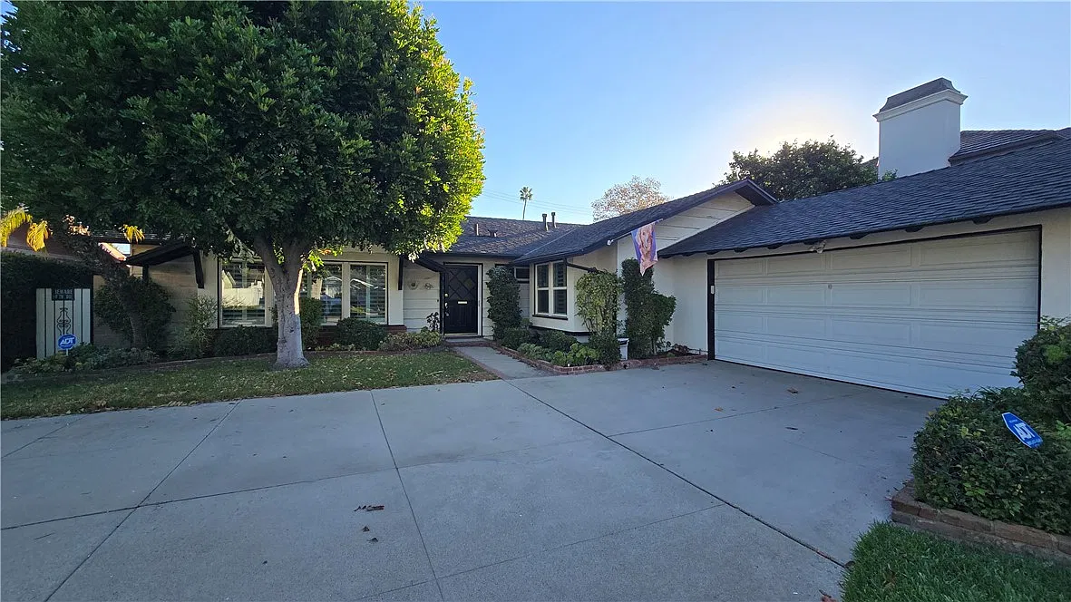 4 bed, 2325 sqft, $6,900 — Photo 2