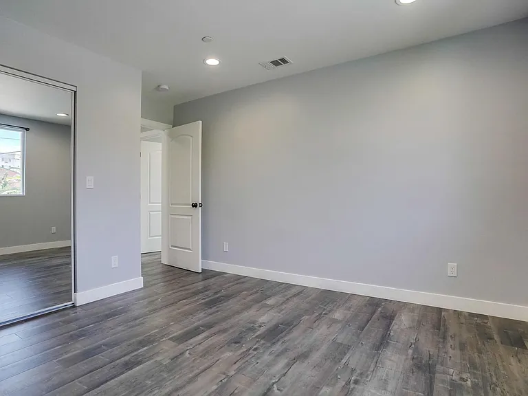 5258 1/2 E Oakland St — Photo 9
