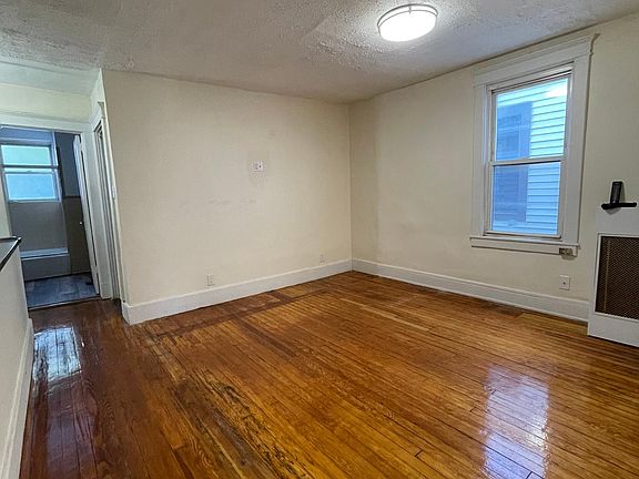 Living room (view 2)