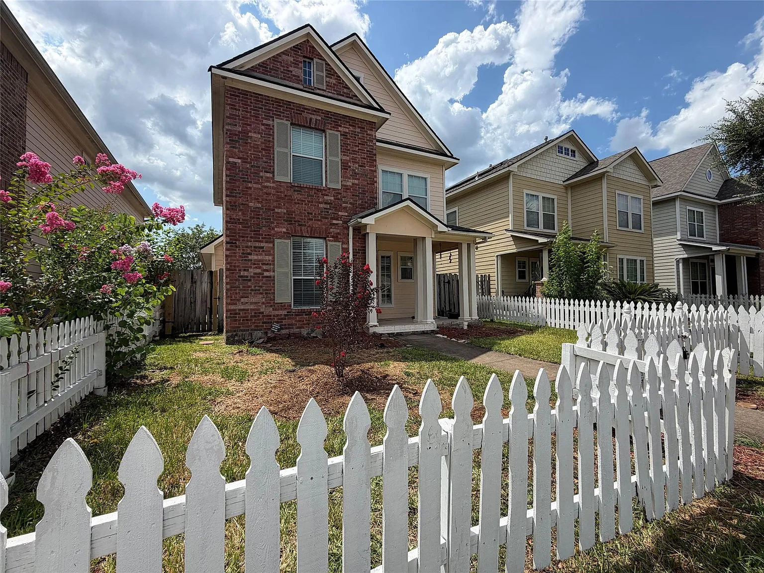 3 bed, 3.0 bath, 1608 sqft, $2,000 — Photo 2