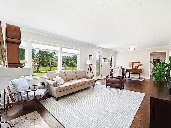 3rd image of 404 Valley Dr