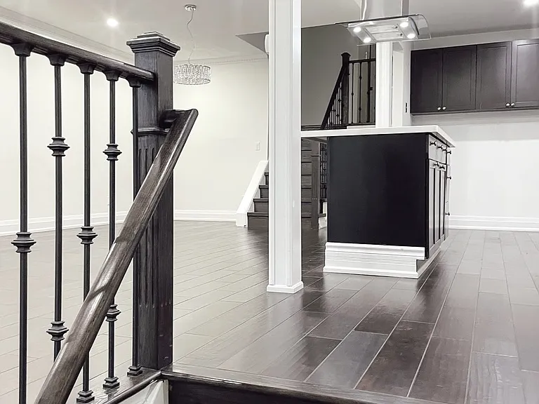 551 Hayward Cres #UPPER — Photo 2