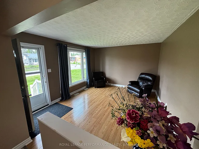 3013 Johnston Ave — Photo 2