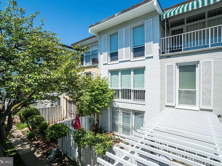 134 G St SW — Photo 4
