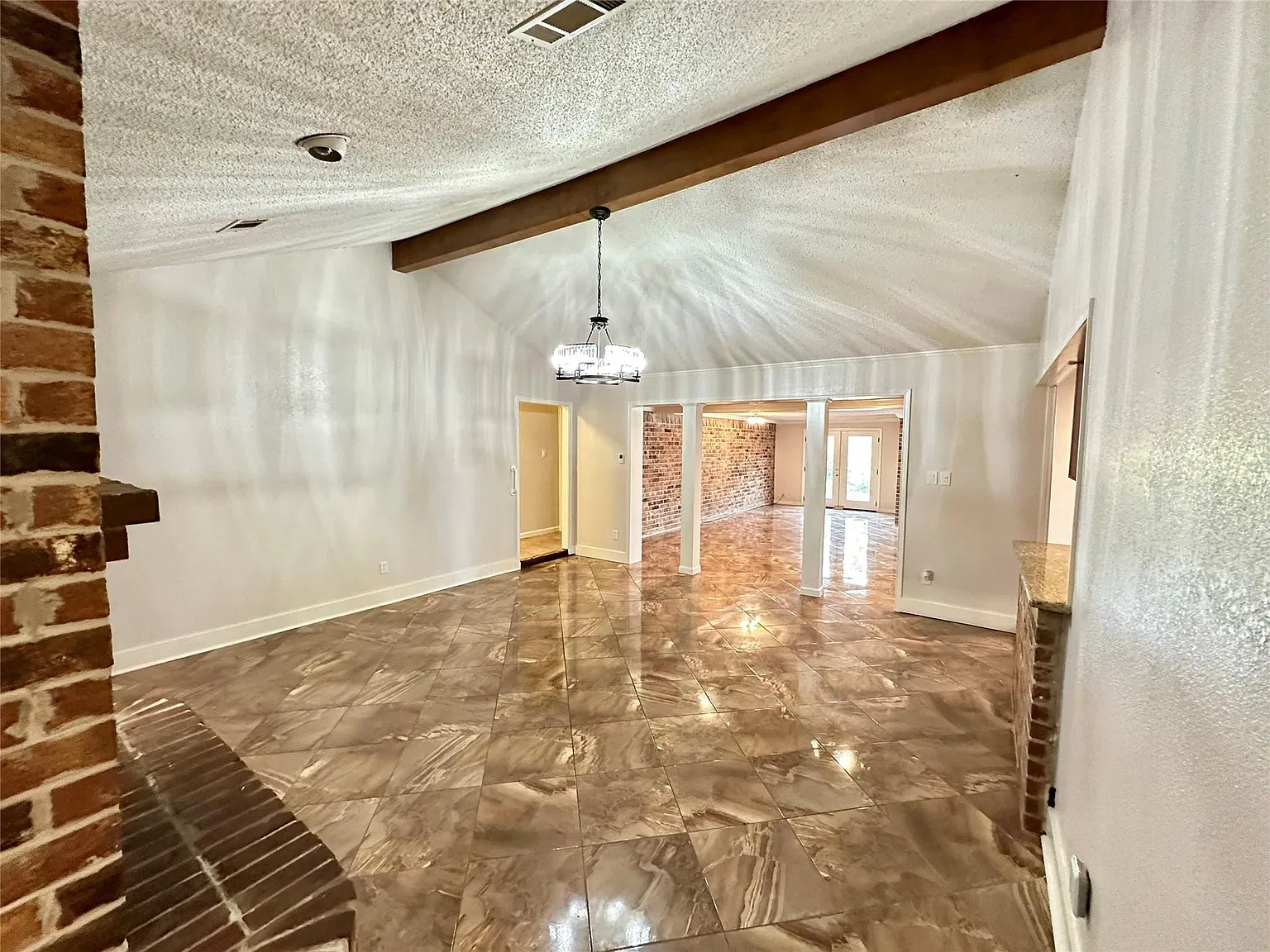 3 bed, 2.0 bath, 2370 sqft, $2,400 — Photo 4