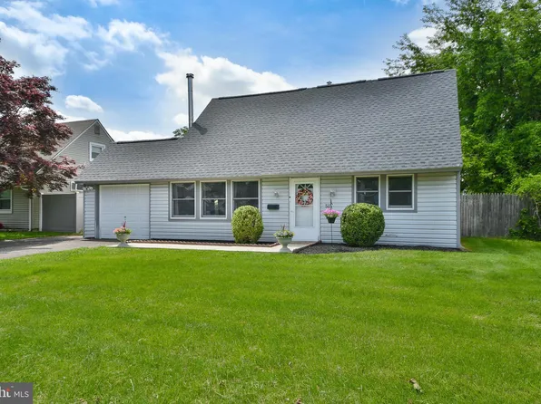 51 Indigo Rd, Levittown, PA 19057