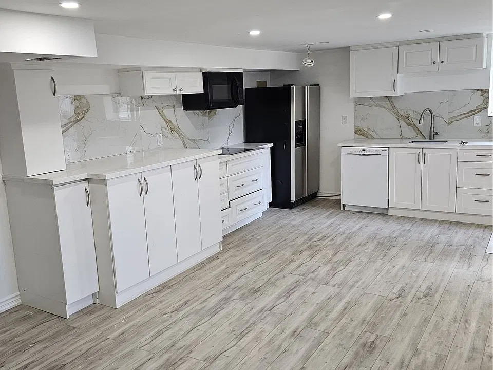 165 Ellwood Dr W