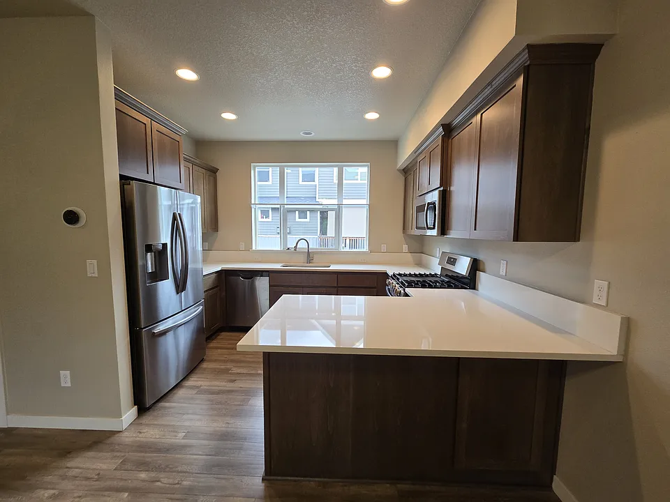 Kitchen - quartz counters