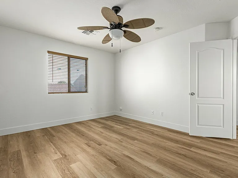 7007 W Mercer Ln — Photo 8