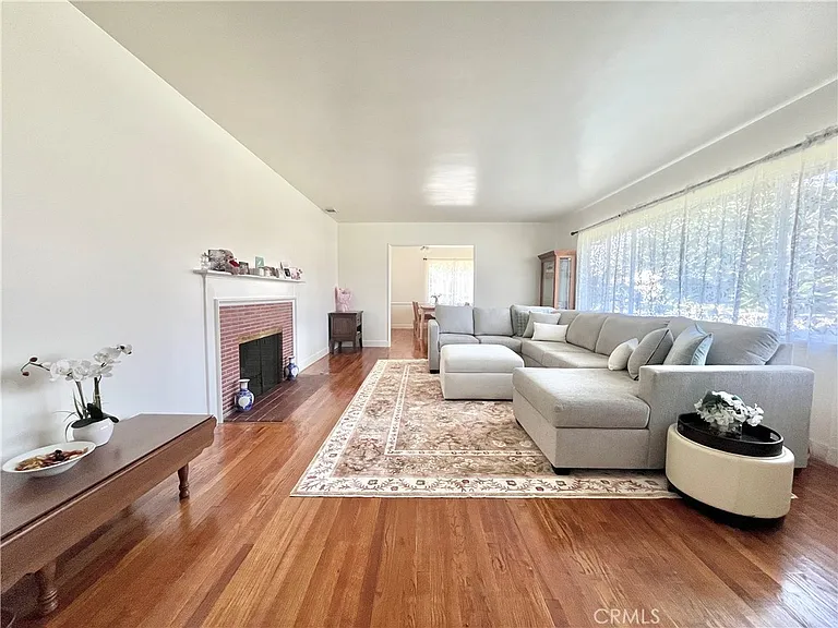 729 N California St — Photo 3