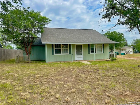 711 Fig, Jourdanton, TX 78026