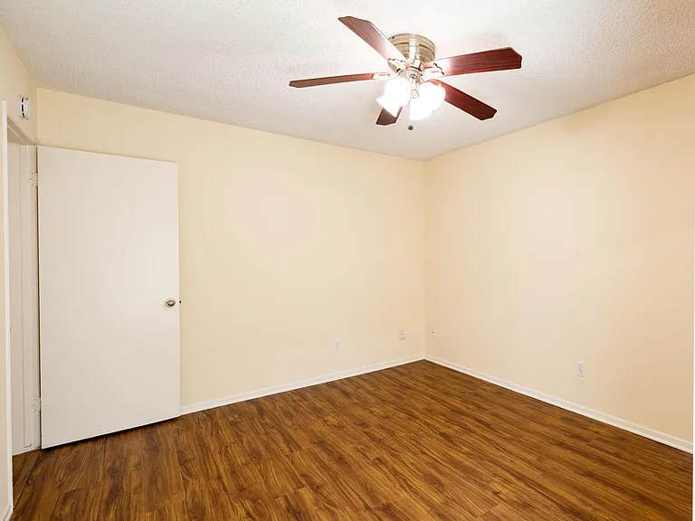 Sleepy Hollow Apartments — Photo 41