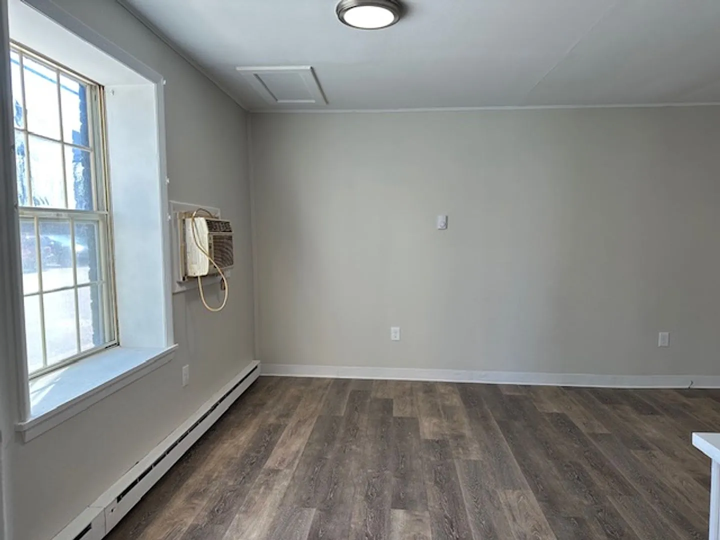 Newport School District 1st Floor 1 Bedroom 1 Bathroom Apartment For Rent. — Photo 3