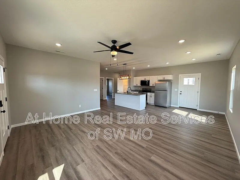 3 bed, 2.0 bath, 1455 sqft, $1,735 — Photo 2