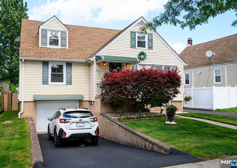 1st image of 39 Lawrence Ave