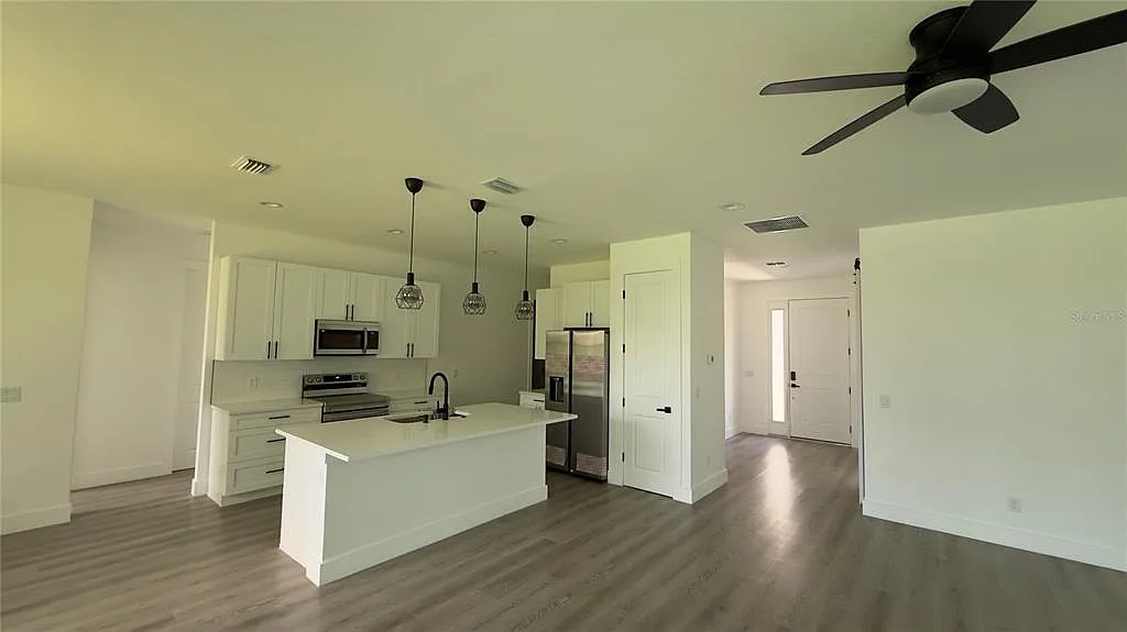 4 bed, 3.0 bath, 1920 sqft, $2,500 — Photo 2