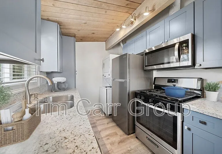 2545 Elden Ave — Photo 11